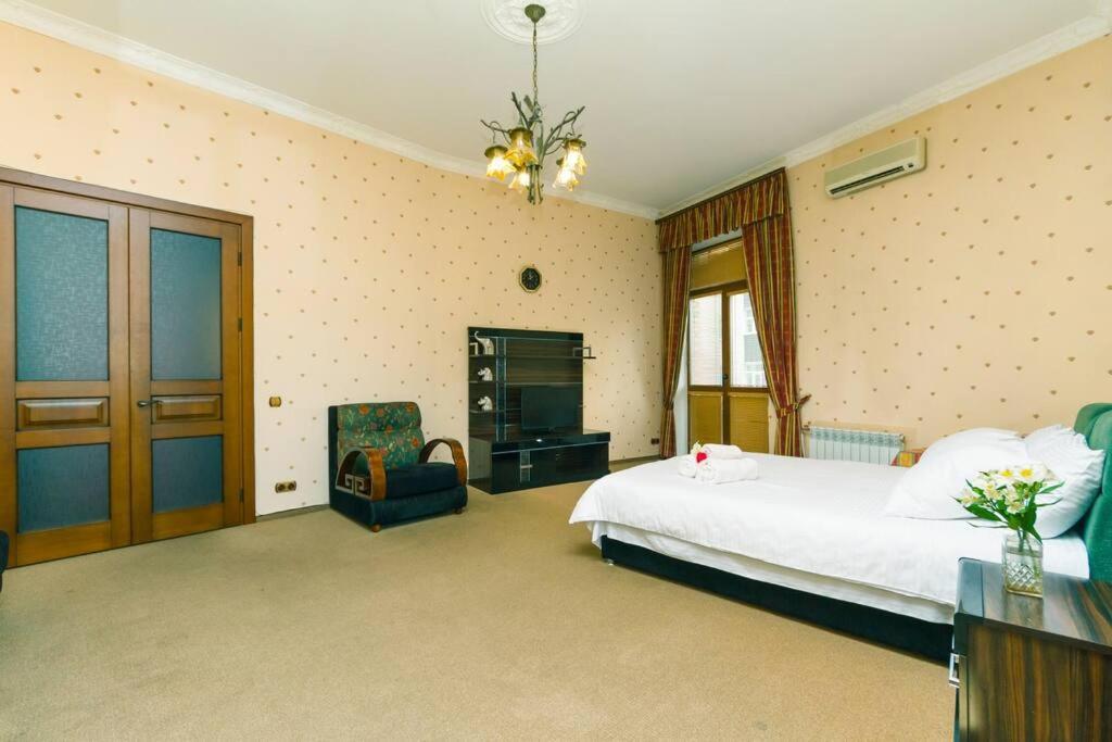 Apartment With View On Inpedendence Square Khreshchatyk Kiev Esterno foto
